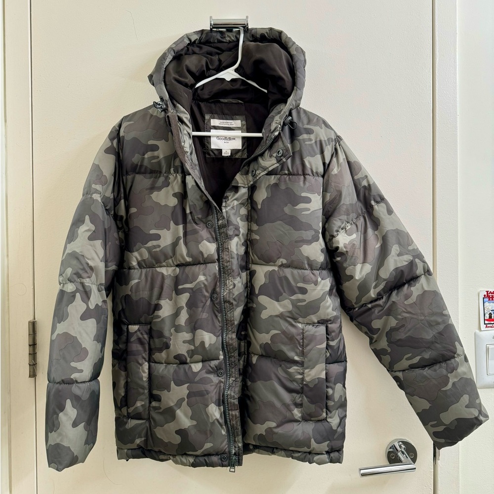 Nearly new Goodfellow & Co camo puffer jacket, size small